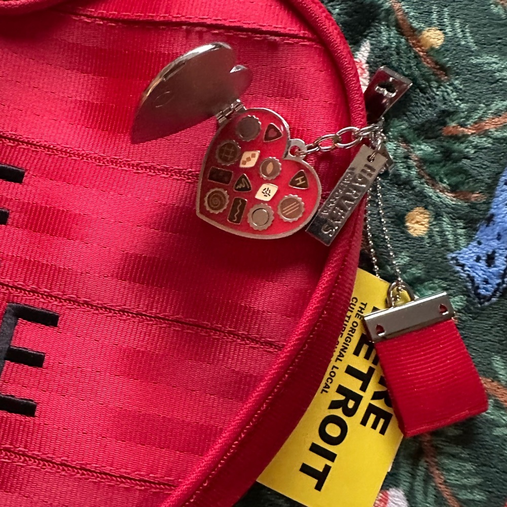 Harvey’s Be Mine Sweetheart Convertible Seatbelt Collectors Bag - Picture 6 of 11